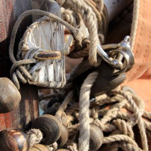 Les grosses perles de bois forment le bracelet de racage, qui glissera en roulant le long du mât.