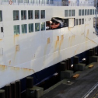 Les ferrys sont maintenant tous équipés d'une ceinture que l'on distingue en bas de la coque. Cet équipement a facilité les opérations d'accostage.