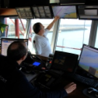 Quelques écrans vidéos entièrement dédiés à la surveillance nautique, des cartes situant les navires croisant au large et les bateaux mouillant dans les zones d'attente avant d'autoriser à entrer dans le port de Dunkerque, une radio, sont les principaux outils d'aide à la vigie.