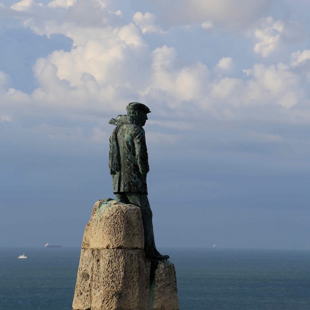 Hubert Latham était un aventurier admiré. Premier candidat à la traversée, sa statue sur la route du Cap Blanc nez, domine Sangatte.
